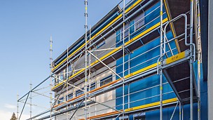Kleine Fassadengerüste werden erst durch den Einbau von Leitergangtafeln schnell und sicher
zugänglich.