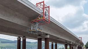 Zwei fahrbare PERI Hängegerüste sorgten für eine optimale Zugänglichkeit für die Nacharbeiten an der Autobahnbrücke Hammecke.