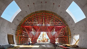 Tunnel mit zugeschnittener VARIOKIT Schalwagenlösung