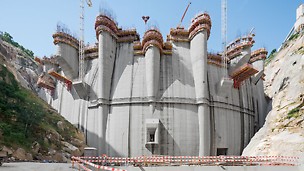 Progetti PERI - PERI ha fornito una soluzione completa - comprensiva di casseforme, impalcature, servizi logistici e tecnici - per la costruzione della diga alta 108 m sul fiume Tua, in Portogallo