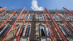 Die VARIOKIT Fachwerkkonstruktion stützt die denkmalgeschützte Westfassade des staatlichen Naturkundemuseums in Karlsruhe