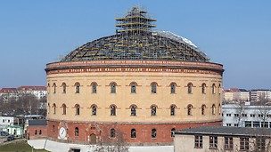 Bild vom Gasometer Nord, einem zentrumnahen Gebäude zur Gas-Zwischenlagerung in Leipzig, dessen Kuppel mithilfe des PERI UP Flex Raumgerüsts saniert wird. 