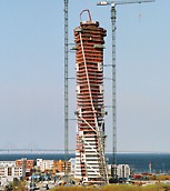 Turning Torso, Malmö, Schweden - Der Baukörper des Turning Torso dreht sich auf seinem Weg nach oben über 9 Blöcke mit je 5 Etagen um 90°.