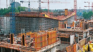 Bundeskanzleramt Berlin, Deutschland - Die anspruchsvolle Gebäudeform forderte flexibel anpassbare Schalungs- und Gerüstsysteme.