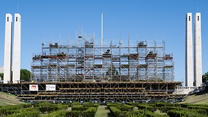 The 26 m high rear tower was a complex structure as it could not be tied and anchored in the usual way. There was also a historic statue in the centre of the scaffolding that needed to be protected. (Photo: PERI SE)
