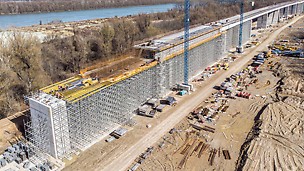 Čortanovci Viaduct, Novi Sad, Serbia: The two-lane superstructure in section C was realised in only five cycles using MULTIFLEX Girder Slab Formwork.