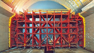 Lötschberg Tunnel, Mitholz, Switzerland - Tunnel formwork carriage for a cross-section width of 15.74 m and 12.54 m high. At first, the tunnel side walls were shuttered and concreted.