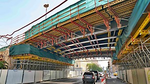 Rámový most ze systému lešení PERI UP Rosett a stavebnice pro inženýrské stavby VARIOKIT.