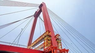 VRB Rüstbinder und VST Schwerlasttürme, Bestandteile des VARIOKIT Ingenieurbaukastens von PERI, dienen zur Abtragung der hohen Lasten in die Pylonfundamente.