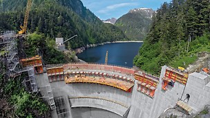 Blue Lake, Alaska (USA) - Una diga di sbarramento con grandi sporgenze: cruciale per la soluzione proposta da PERI è stato il sostegno dei carichi elevati derivanti da una sporgenza voluminosa in corrispondenza della corona della diga