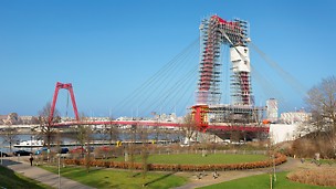 Sanovaný most Willem je důležitým spojením severní a jižní části města Rotterdam. Neomezený a bezpečný provoz na mostě musel být proto zajištěn i během montáže lešení a sanačních prací.