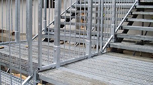 Treppen und Podeste sind aufgrund der Zwischengeländer auch bei breiten Treppenanlagen sicher zu begehen. Die Stahlbeläge für die Stufen sind über sicher verschraubte Geländer gegen Demontage gesichert.