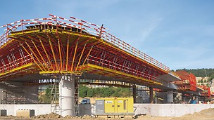 Lanaye Lock Bridge, Belgium - In the complex area with an extremely tight outer radius, the concentrated loads of the radially-arranged cantilever brackets are transferred into the available bridge piers by means of pressure supports.