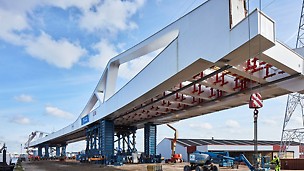 Onder de trambrug hangen rails om onderhoudswerken te kunnen uitvoeren.