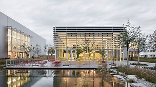 Das Bild zeigt die moderne Architektur der 2016 eröffneten PERI Kantine.