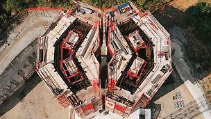 Veertien complete ACS zelfklimmende units met telescopische werkplatforms van PERI gebruikt bij bekisting van Viaduct van Millau.