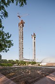 Dubai Frame: Obě 155 m vysoké věže lichoběžníkového tvaru byly zhotoveny z železobetonu s velmi úzkým půdorysem. V rámci neobvyklého tvaru jádra musely být se šplhavým bedněním vybetonovány částečně velmi úzké stěny s tloušťkou pouhých 30 cm.