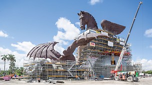 Pegasus Skulptur, USA - Das 33 m hohe und 60 m lange Skulpturenensemble mit Pegasus und Drache wurden in Überlebensgröße gefertigt. Mithilfe der PERI UP Gerüstlösung konnten vor Ort über 1.000 Bronzegussteile zusammengefügt und verschweißt werden.