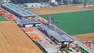 1976 besteht das PERI Werk aus vier Produktionshallen, großen Lagerflächen und einer Produktausstellung im Freien. Im selben Jahr wird bei PERI die erste EDV-Anlage angeschafft.