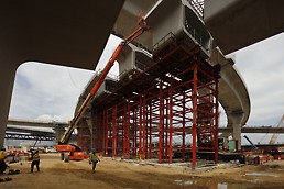 VARIOKIT working platform incorporated to allow access to the underside of the bridge segments