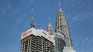 Nach der Fertigstellung wird das 77-geschossige Gebäude insgesamt 324,5 m Höhe erreicht haben. 
