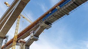 The 85 m high and 485 m long Filstal Bridge brings together all the challenges of bridge construction: a sophisticated construction method with slender superstructures and high bridge piers that widen in a Y-shape at the crown, high architectural concrete requirements and a narrow time window to meet the completion deadline.