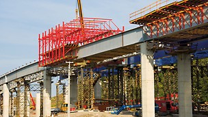 Tošanovice-Žukov Bridge, Ostrava, Czech Republic - The VARIOKIT steel composite carriage consisted of three main components: the formwork units, cross frames and the two longitudinal trusses.