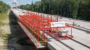 德拉瓦高速公路桥 - VARIOKIT 边梁模板车用于浇筑该桥面的外边梁，水平方向荷载由摩擦力完全抵消，不需要锚固