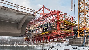Most Harpe Bru: Jednoduchá kombinovatelnost systémových dílů stavebnice pro inženýrské stavby VARIOKIT s lešením PERI UP umožnila zhotovení bezpečných pracovišť a přístupů do všech pracovních úrovní.