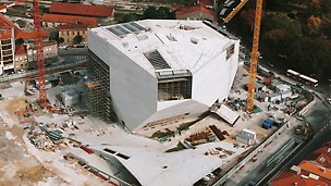 Casa da Música, Porto, Portugal - koncertna dvorana predstavljena povodom projekta „Porto 2001 – evropska prestonica kulture” nakon završetka grubih radova.