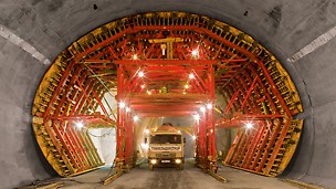 Tunel obilaznice Sotschi, Rusija - kolica za montažu konstruirana su za izvedbu ugibališta za slučaj nužde širine 14,30 m. Kretanje do prvog sljedećeg ugibališta kroz manji standardni poprečni presjek zahtijevalo je smanjivanje vanjskih dimenzija.