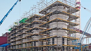 Systemische aanpassing aan het gebouw van Biocel in Paskov met PERI UP Flex stelling en trappentoren voor de hoogste veiligheid 