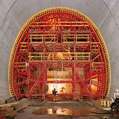 Tunel na obilaznici Flüelen, Švajcarska - potporna i pokretna konstrukcija  sastavljena od PERI sistemskih profila za tunelogradnju, precizno se prilagođavala promenljivim presecima. Kompletna konstrukcija sa oplatom tunela premeštala se putem šina, a pomoću specijalne opreme za vuču, sa jednog segmenta na drugi. Iz ekonomskih razloga montaža i demontaža su se odvijale mehanički.
