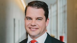 Porträt von Dr. Fabian Kracht, dem Geschäftsführer Finanzen und Organisation der PERI GmbH im Bereich Personal