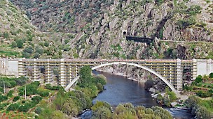 Brückensanierung Ponte Rio Tua, Vila Real, Portugal - Für die Sanierung einer Bogenbrücke aus dem Jahr 1940 wurde eine Gerüstkonstruktion auf Basis des PERI UP Modulgerüsts errichtet.
