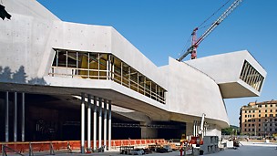 Národní muzeum umění XXI. stol. MAXXI: Stavba je charakteristická mnohými různě zakřivenými železobetonovými stěnami vysokými místy až 14 m.