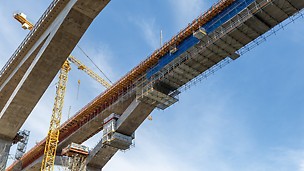 85米高、485米长的菲尔斯塔铁路桥项目几乎包含了桥梁建设中所有可以想到的挑战: 巨大的桥墩在顶部分离成Y字形结构，修长的造型、精细的上部结构，德国铁路公司对清水混凝土结构的高要求; 施工期间对桥梁的静态力学模型进行调整，导致了更紧张的工期。