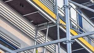Leitergangstafel mit hochklappbarer Leiter zur Nutzung des ganzen Gerüsts