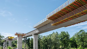 Most přes údolí Porubky, Ostrava: Bednění spřažené mostovky pomocí spodních vozíků VARIOKIT.
