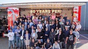 50 jaar PERI - Alle Nederlandse medewerkers verzamelen samen rond de roadtruck.