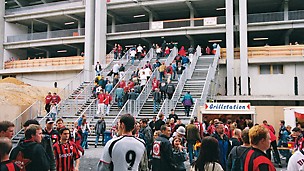 Přístup na fotbalový stadion v průběhu rekonstrukce. Schodiště umožnilo příchod fanoušků na víkendové zápasy. Pro rekonstrukci probíhající ve všedních dnech bylo jeřábem přemístěno mimo stavbu.