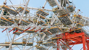 Upotrebom visećih PERI UP radnih platformi omogućena je bezbedna montaža spektakularne krovne konstrukcije stadiona u Singapuru.