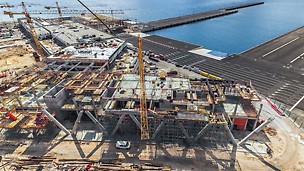 Beim Bau des neuen Terminalgebäudes im Hafen von Gazenica ermöglichte die optimal aufeinander abgestimmte PERI Schalungs- und Gerüstlösung einen schnellen und ungestörten Baufortschritt.