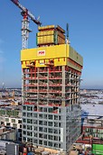 For constructing the 134 m high residential building, safety was a top priority. The PERI RCS P Climbing Protection Panel served as an enclosure as well as anti-fall protection. The gap-free enclosure of the skeleton structure´s floors protected the construction team also at great heights against strong winds and the weather.