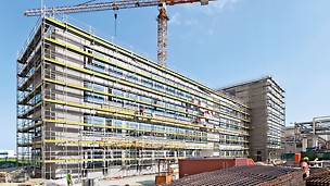 PERI UP Rahmengerüst T 72 / T 104: Das PERI UP Fassadengerüst mit dem T-Rahmen hilft bei der sicheren Erstellung von Arbeitsgerüsten.
