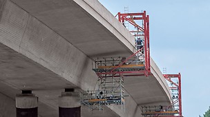 Zwei fahrbare PERI Hängegerüste sorgten für eine optimale Zugänglichkeit zur Brückenuntersicht einer Autobahnbrücke.