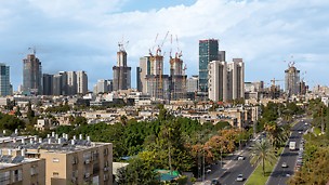 Skyline von Tel Aviv mit Blick auf die Baustelle der Alon Tower „BSR Center TLV“