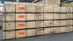 PERI Logistikzentren sichern weltweit die termingerechte Anlieferung auch großer Materialmengen. Kleinere Mengen sind in lokalen Lagern vorrätig.