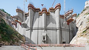 PERI's engineers devised a solution of the SCS Climbing System and the VARIO GT 24 Wall Formwork for the double curvature dam.