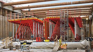Tunnel Limerick, Ireland - Tunnel formwork carriage on the basis of the VARIOKIT civil engineering construction kit for the six additional concreting sections at the southern portal carried out parallel to the construction of the main tunnel elements.